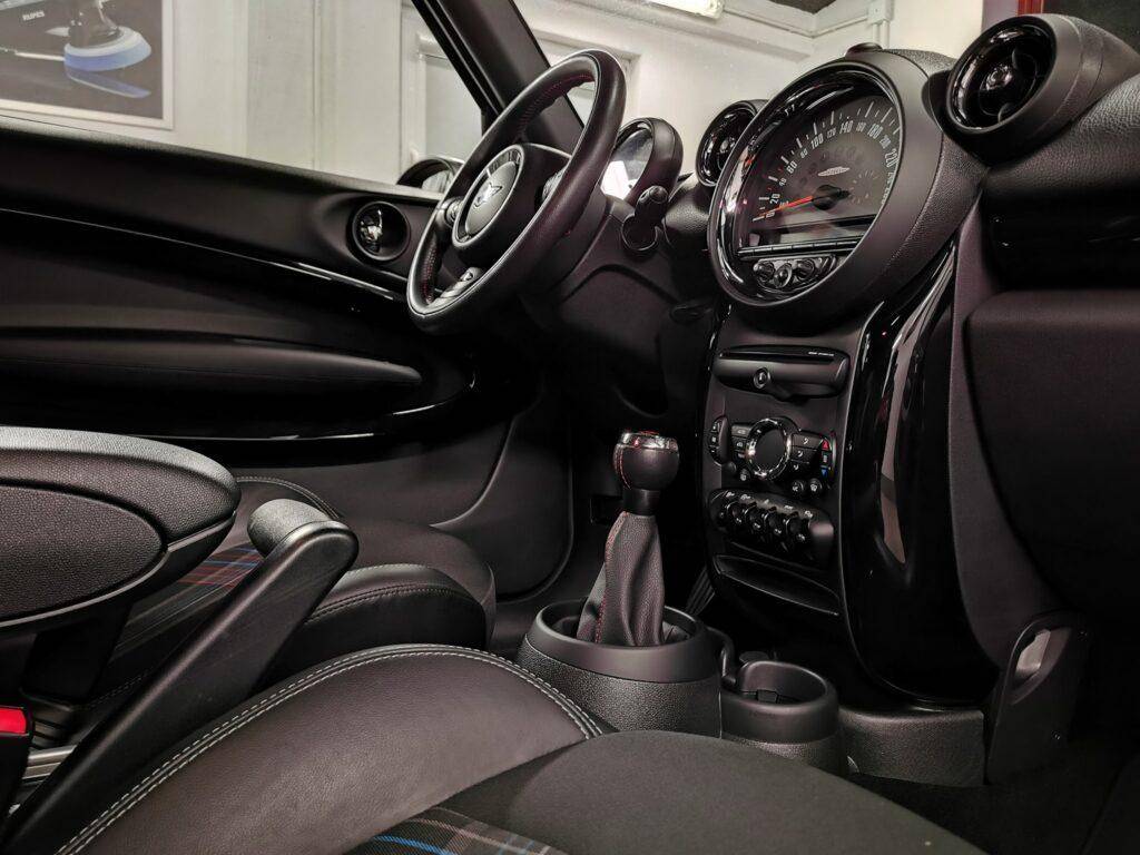 Czyszczenie tapicerki, korekta lakieru, zabezpieczenie szyb i felg